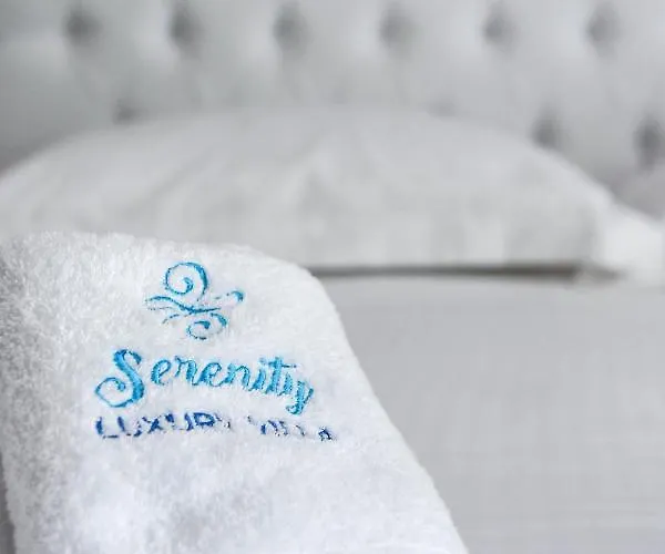 Serenity Luxury Villa, Skiathos וילה אגיה פאראסקבי